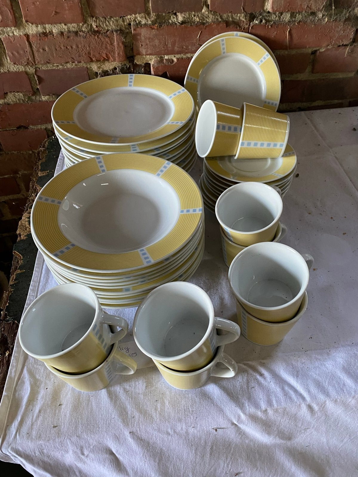 10-delig servies, geel met blauwe accenten, Ophalen, Keramiek, Zo goed als nieuw, Overige stijlen