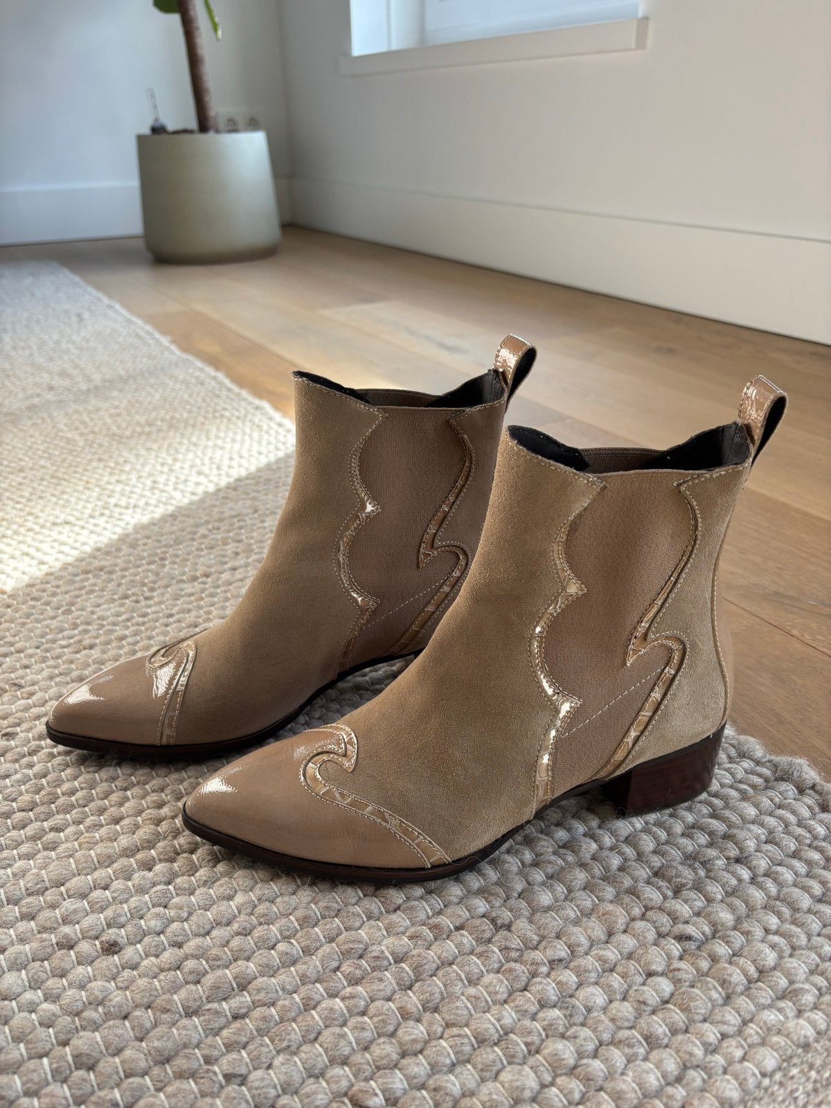 Pertini Enkellaarsjes - Beige Suede & Lakleer - Maat 38.5, Kleding | Dames, Verzenden, Beige, Lage of Enkellaarzen, Nieuw