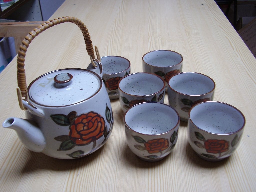 Theestel met bloemmotief, Ophalen of Verzenden, Aardewerk, Overige stijlen, Bord(en)