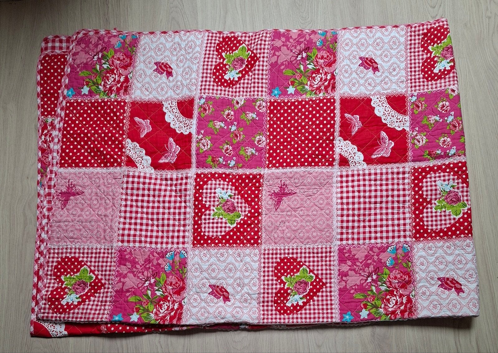 Patchwork sprei/deken rood/roze met bloemen en vlinders, Eenpersoons, Meerkleurig, Katoen, Ophalen of Verzenden