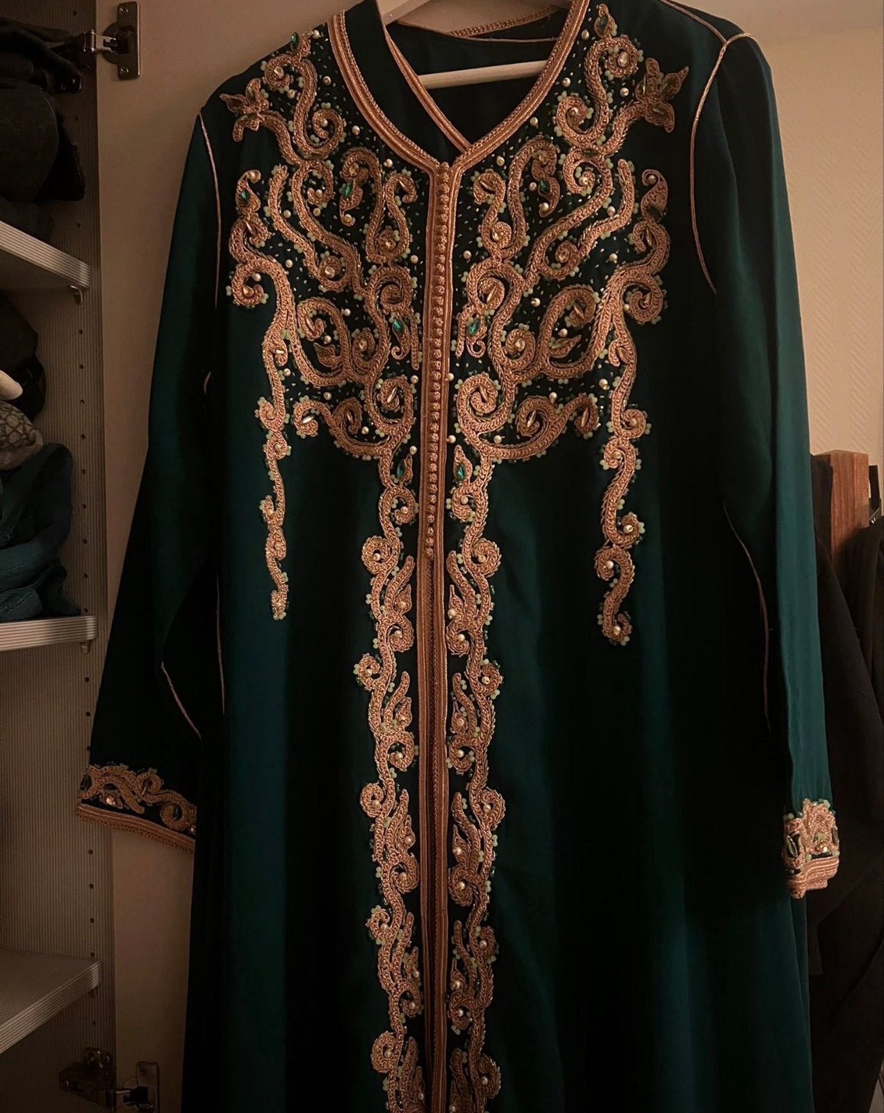 Prachtige Groene Kaftan met Gouden Borduurwerk, Maat 38/40 (M), Overige typen, Ophalen of Verzenden, Zo goed als nieuw