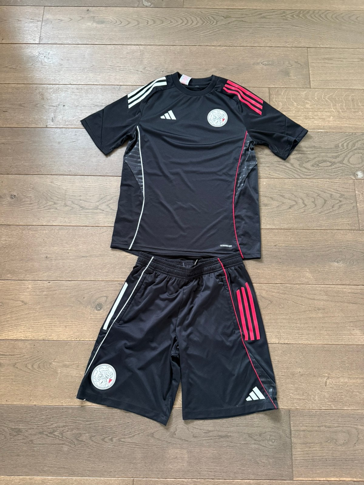 Ajax tenue zwart rood mt 176 goede staat!, Maat XS of kleiner, Ophalen of Verzenden, Zo goed als nieuw, Shirt