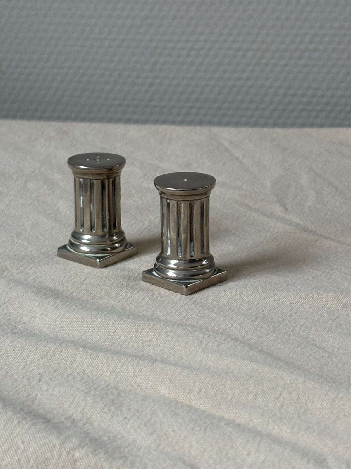 Vintage ‘zuil’ set verzilverde peper & zout strooier, Ophalen of Verzenden