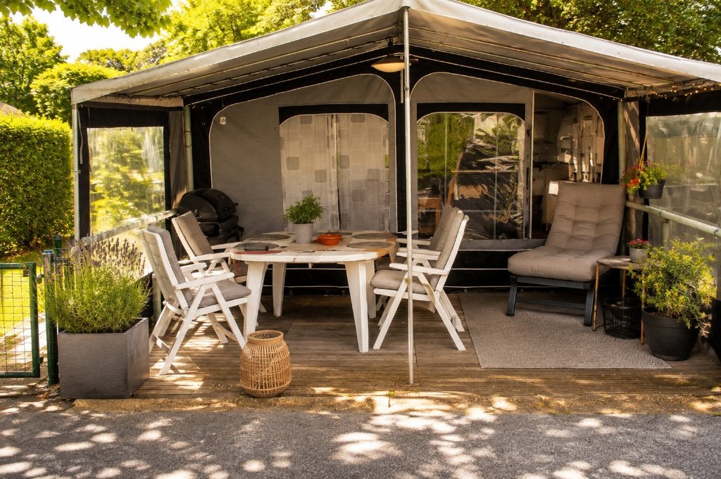 Complete caravan met eigen parkeerplaats & inboedel, Caravans en Kamperen, Rondzit, Tabbert, 750 - 1000 kg, Particulier