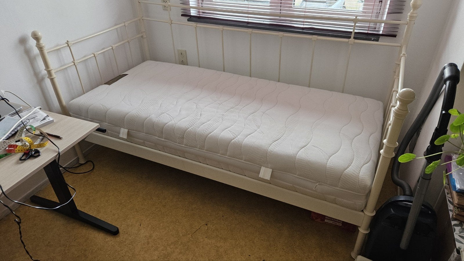 Wit metalen eenpersoonsbed met lattenbodem en matras, Huis en Inrichting, Ophalen, Gebruikt, 90 cm, Eenpersoons