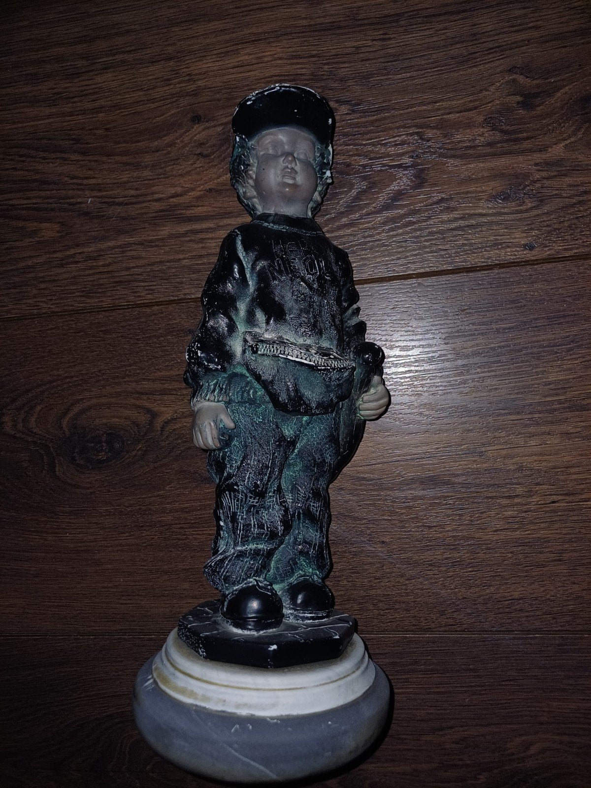 Vintage Beeldje Jongen met Pet - Decoratieve Figuur, Minder dan 20 cm, Ophalen of Verzenden, Zwart, Beeld