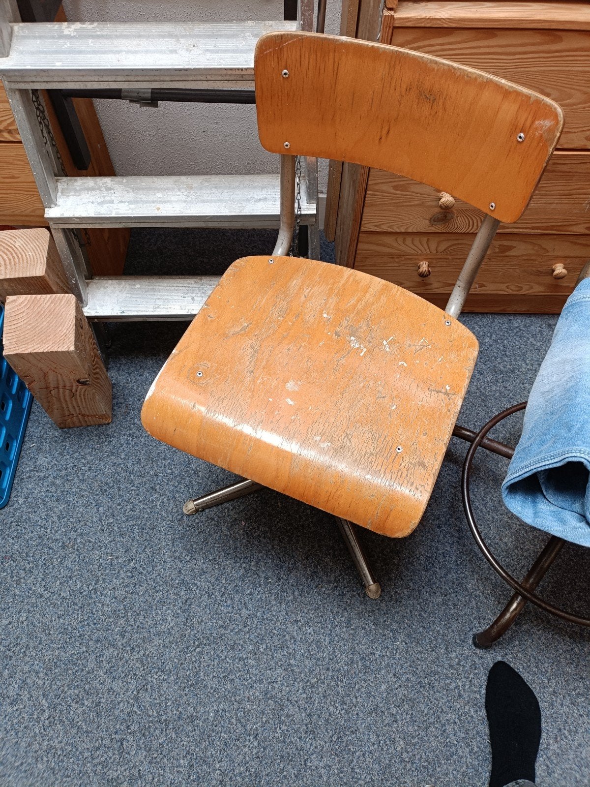 school stoeltjes twee stuks, Ophalen, Gebruikt, Bruin, Twee
