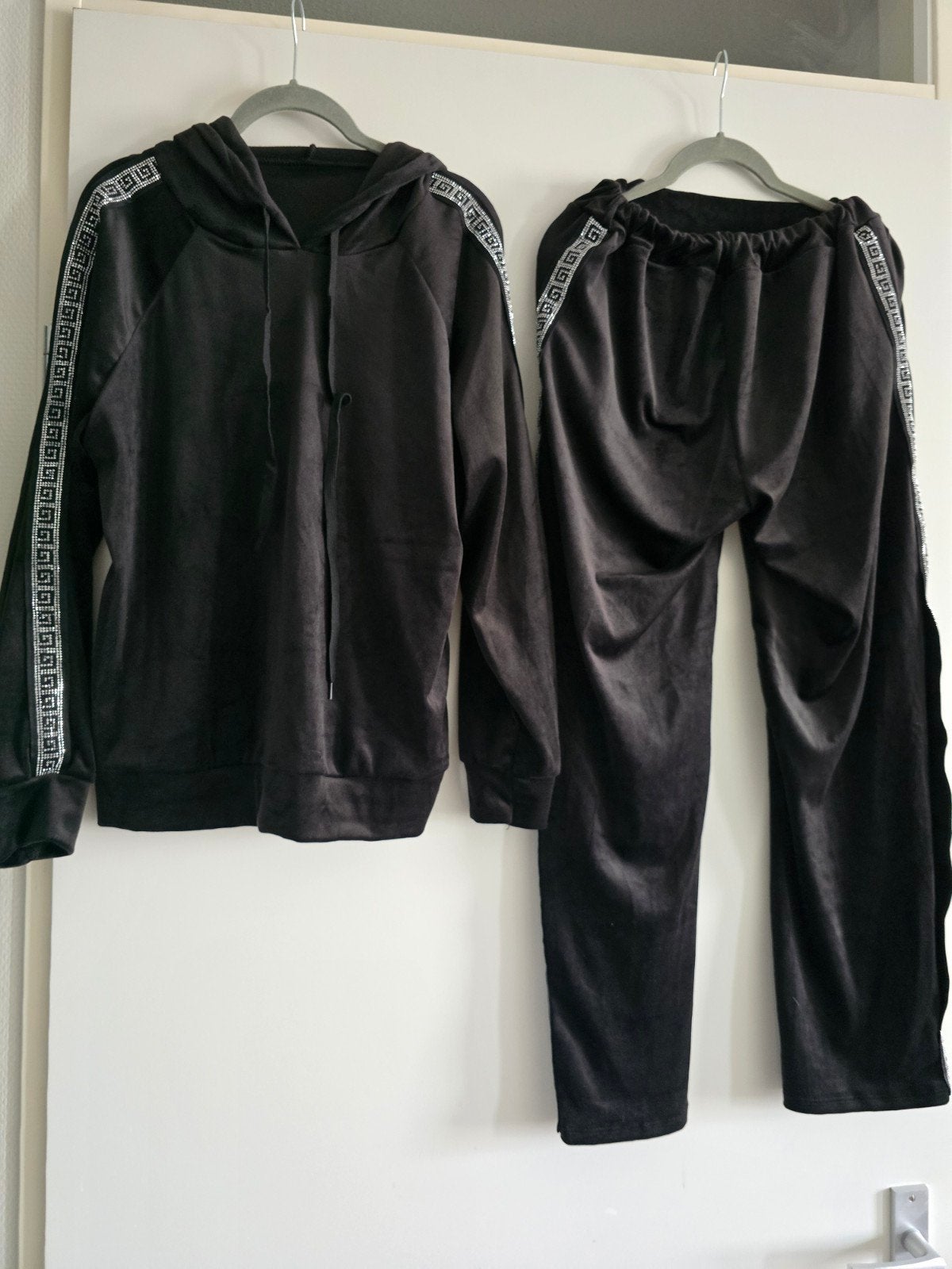 Nieuw zwart fluwelen trainingspak met Griekse band One Size, Verzenden, Nieuw, Zwart