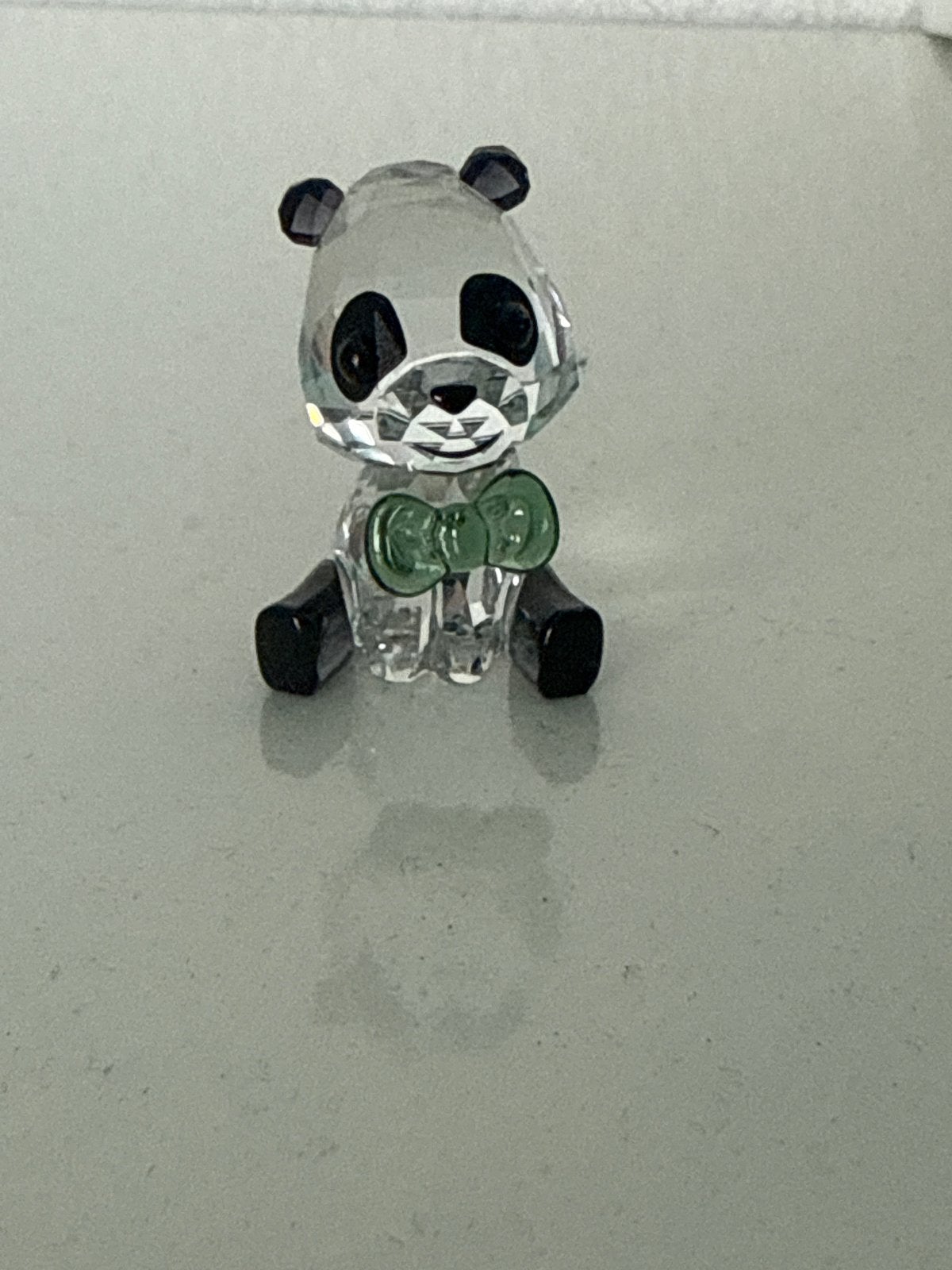 Swarovski Panda Figuurtje met Groene Strik, Verzamelen, Ophalen of Verzenden, Zo goed als nieuw, Figuurtje