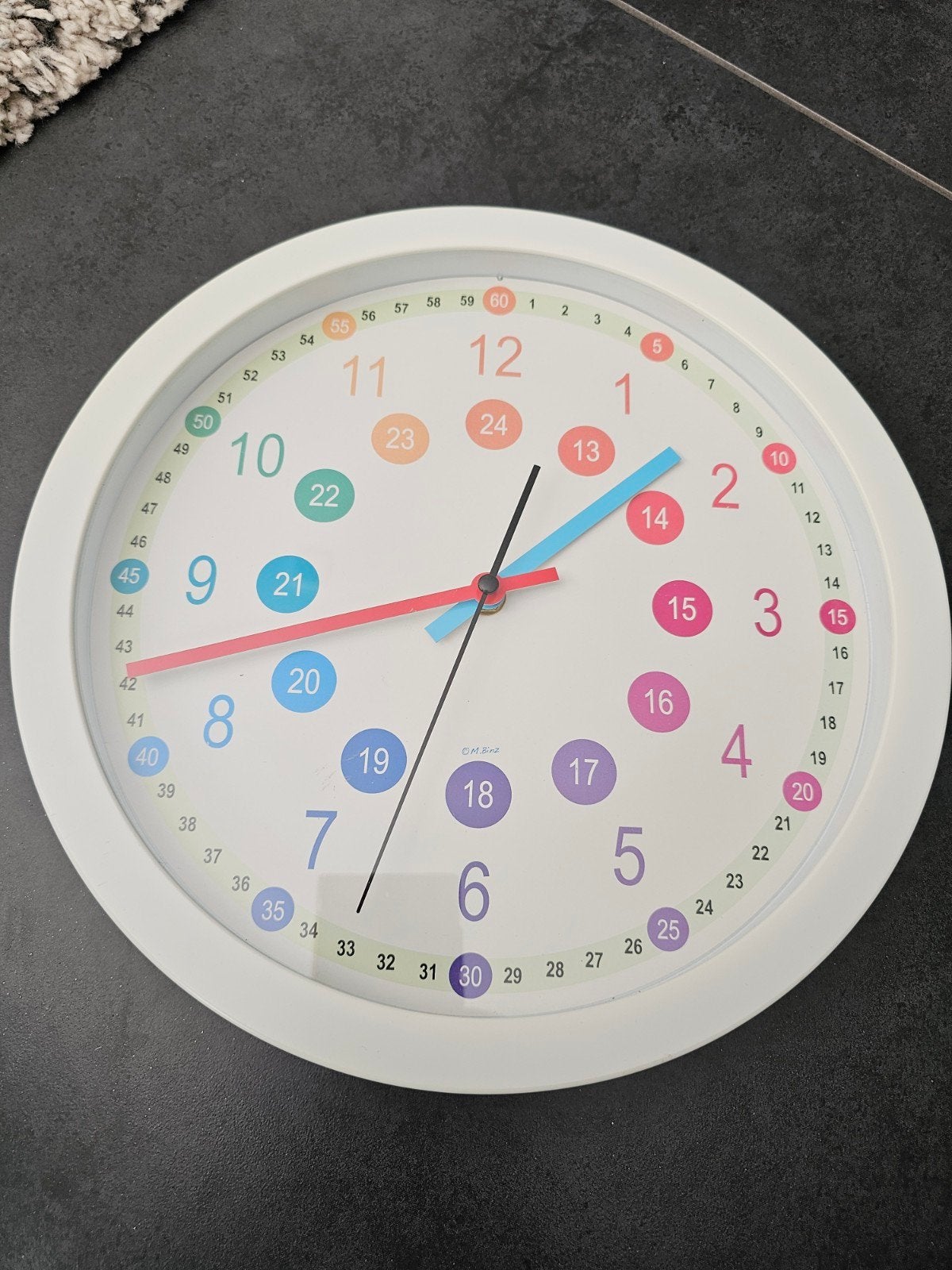 Wandklok met kleurrijke cijfers - ideaal voor kinderen, Ophalen, Wandklok, Analoog, Werkt op batterijen