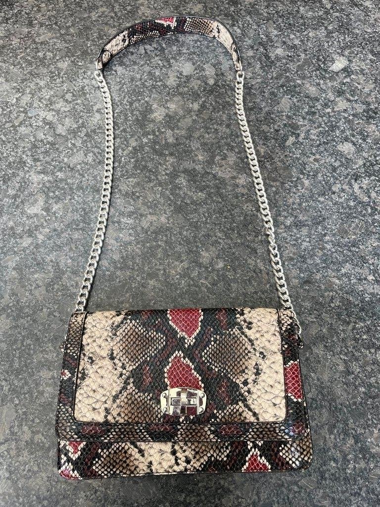 Damestasje met zilverkleurige sluiting en hengsel, Verzenden, Zo goed als nieuw, Overige kleuren, Handtas