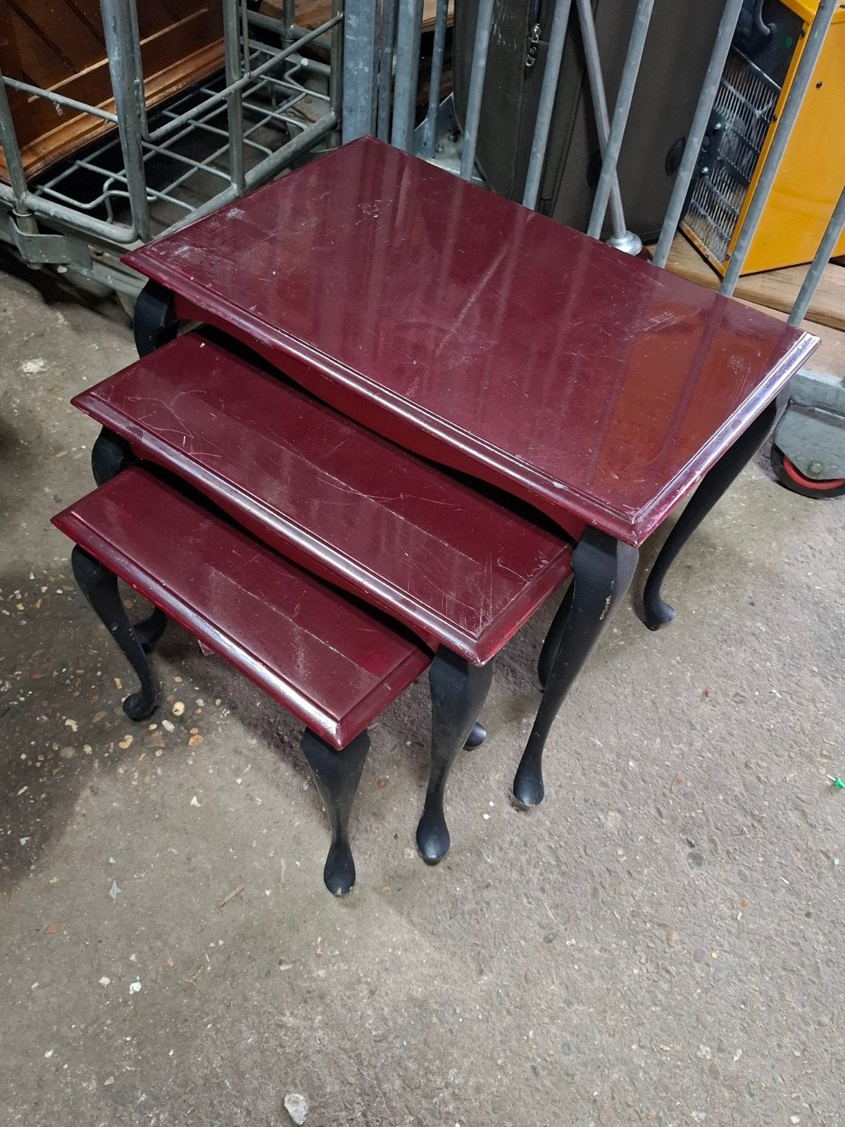 Set van 3 bijzettafels - Bordeauxrood met zwarte poten, Ophalen, Gebruikt, Bijzettafel, Tafel