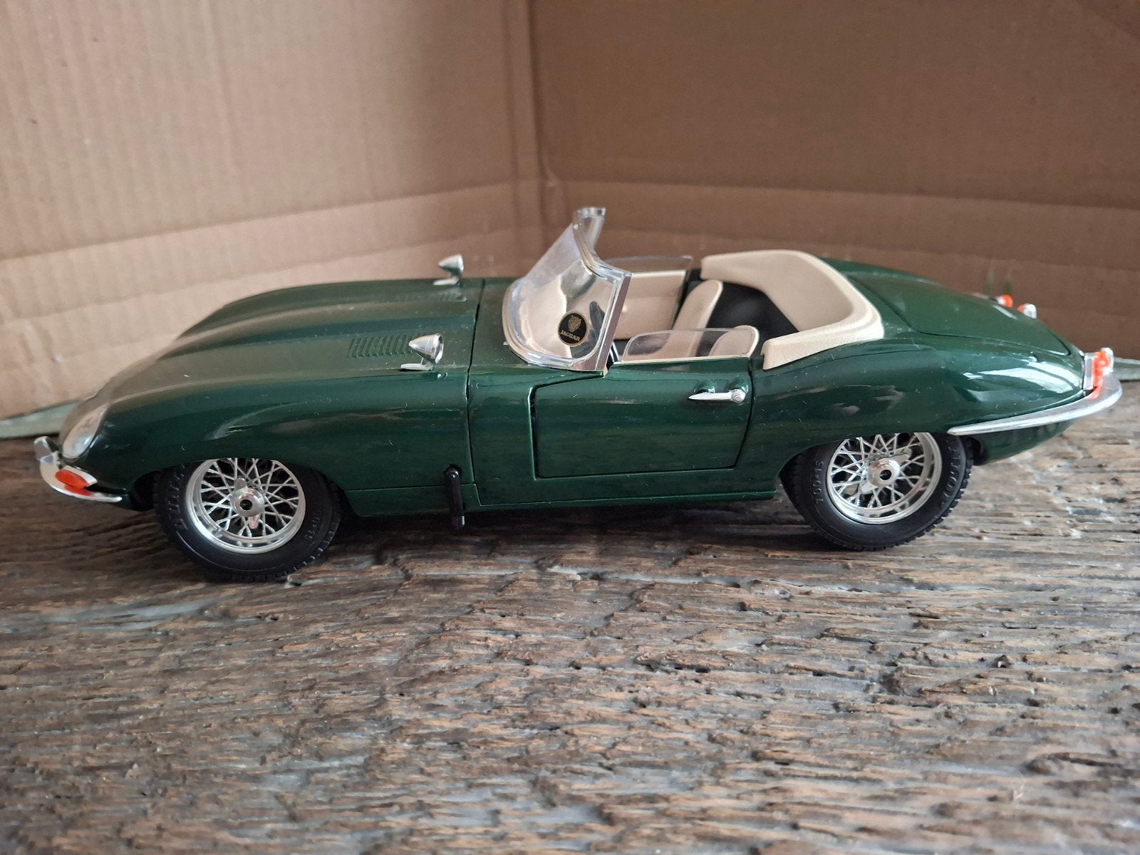 Burago Jaguar E-Type (1961) Schaalmodel 1:18 Groen, Hobby en Vrije tijd, Modelauto's | 1:18, Ophalen of Verzenden, Zo goed als nieuw