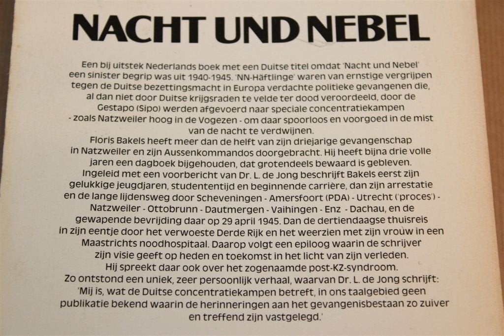 Nacht & Nebel — Bakels, Duitse Kampen & Gevangenissen WOII, Boeken, Ophalen of Verzenden, Tweede Wereldoorlog, Gelezen, Overige onderwerpen