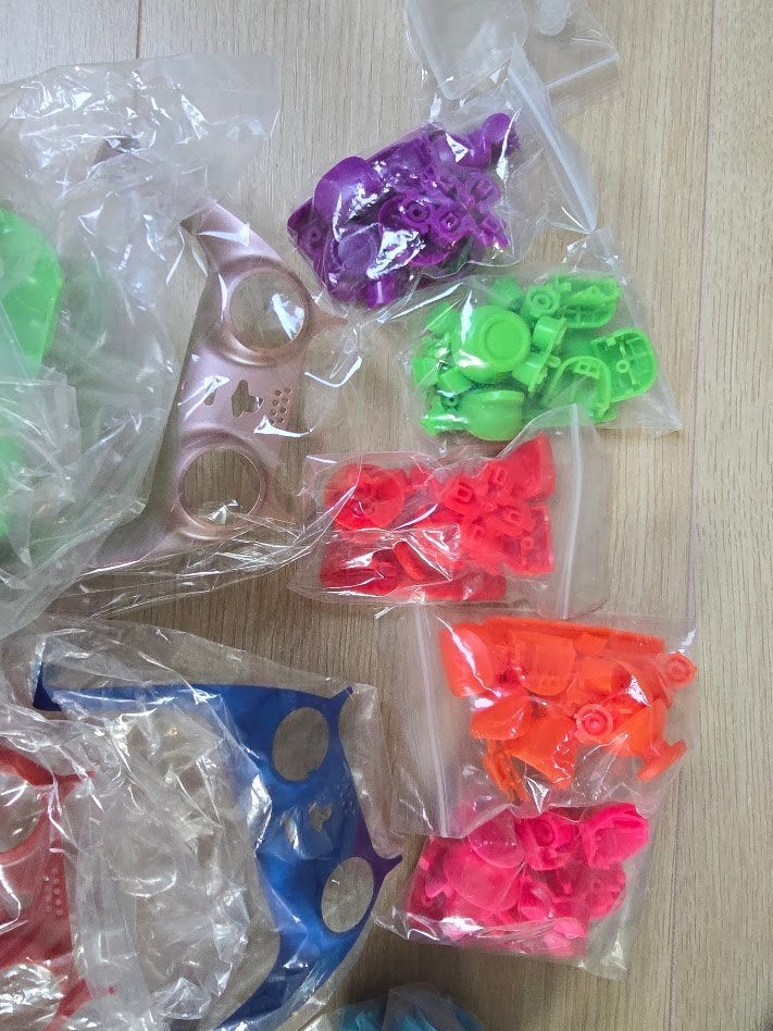 Foto 16 van Grote partij PS4/PS5 controllers + onderdelen/accessoires