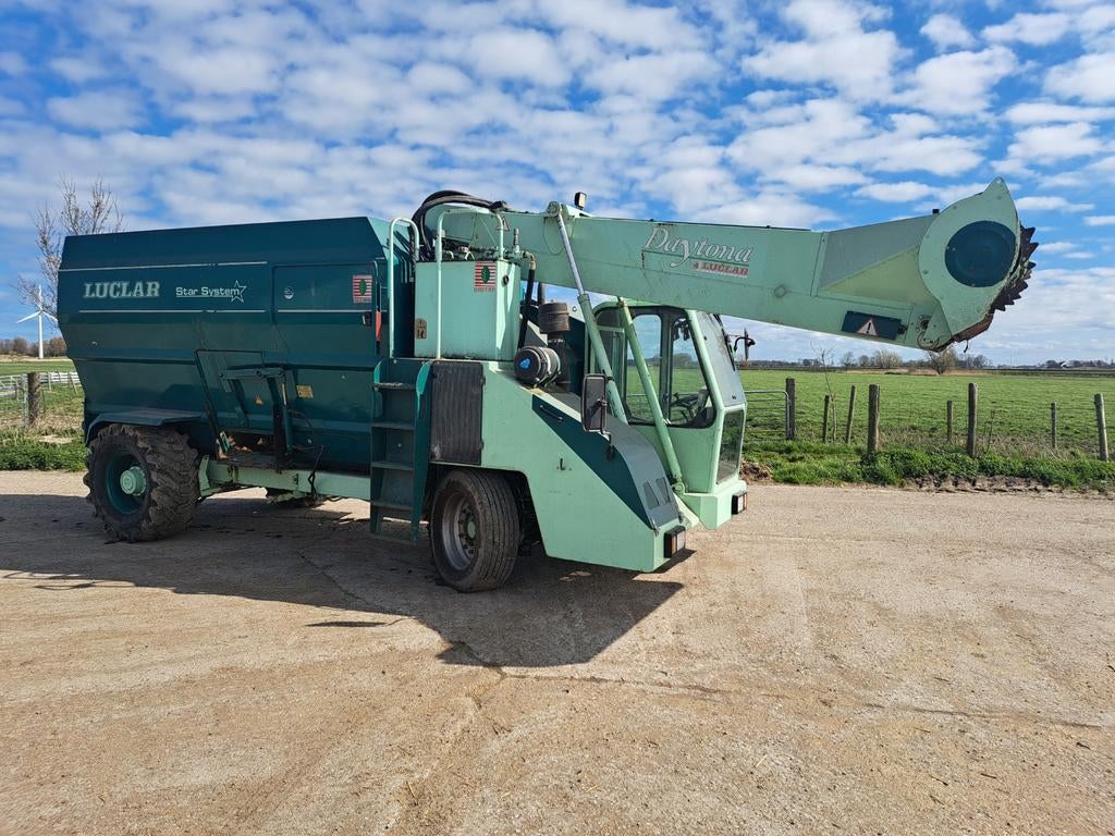 Luclar zelfrijdende voermengwagen, Ophalen, Voertechniek