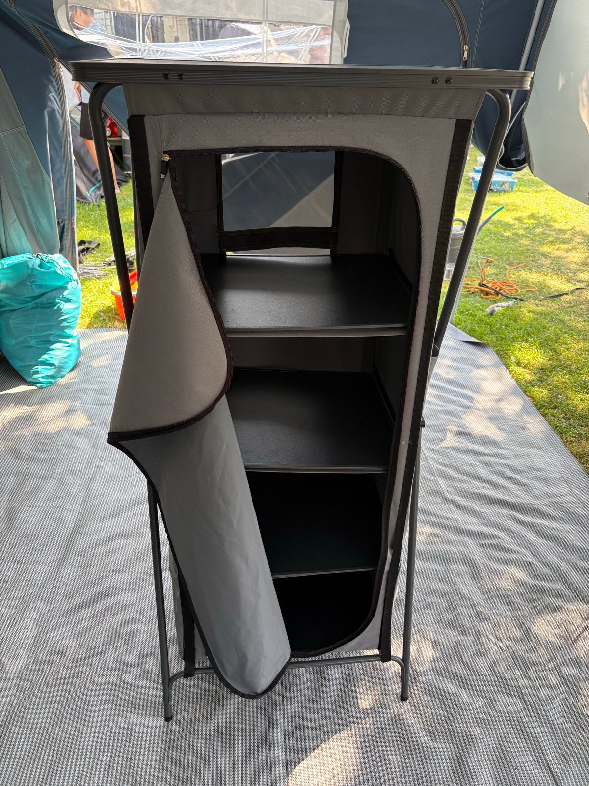 Opvouwbare Campingkast met 4Planken en Bovenblad, Ophalen, Zo goed als nieuw