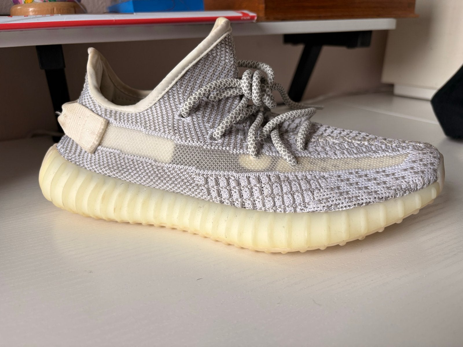 Yeezy Boost 350 V2 met reflecterende veters, Kleding | Dames, Ophalen of Verzenden, Zo goed als nieuw, Grijs, Sneakers of Gympen