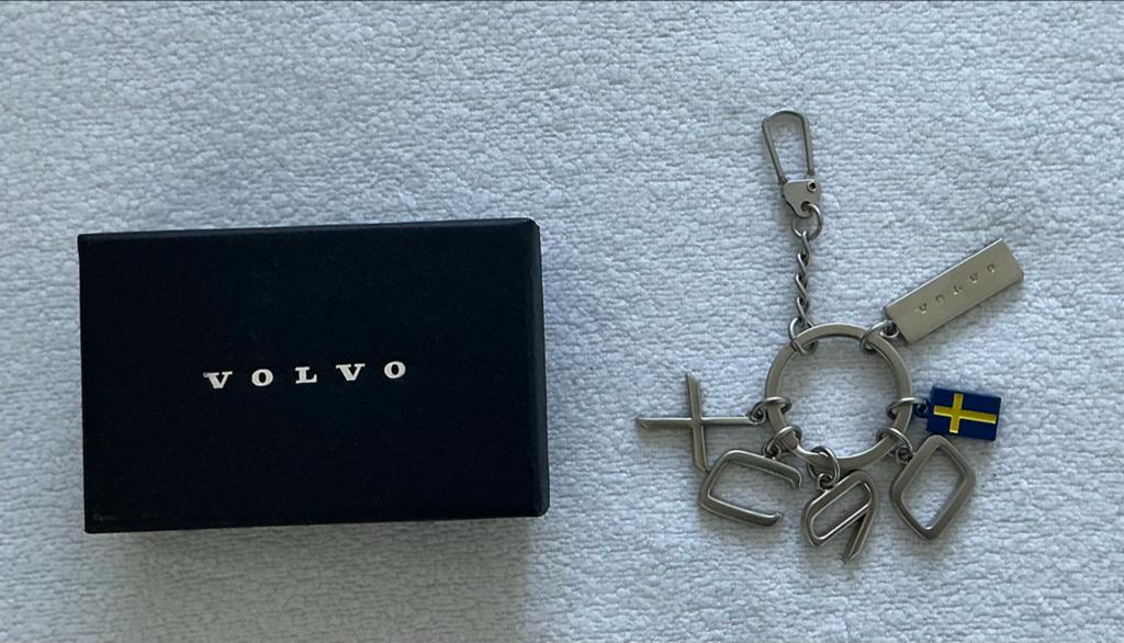 Volvo sleutelhanger met Zweedse vlag en originele doos, Ophalen of Verzenden, Nieuw