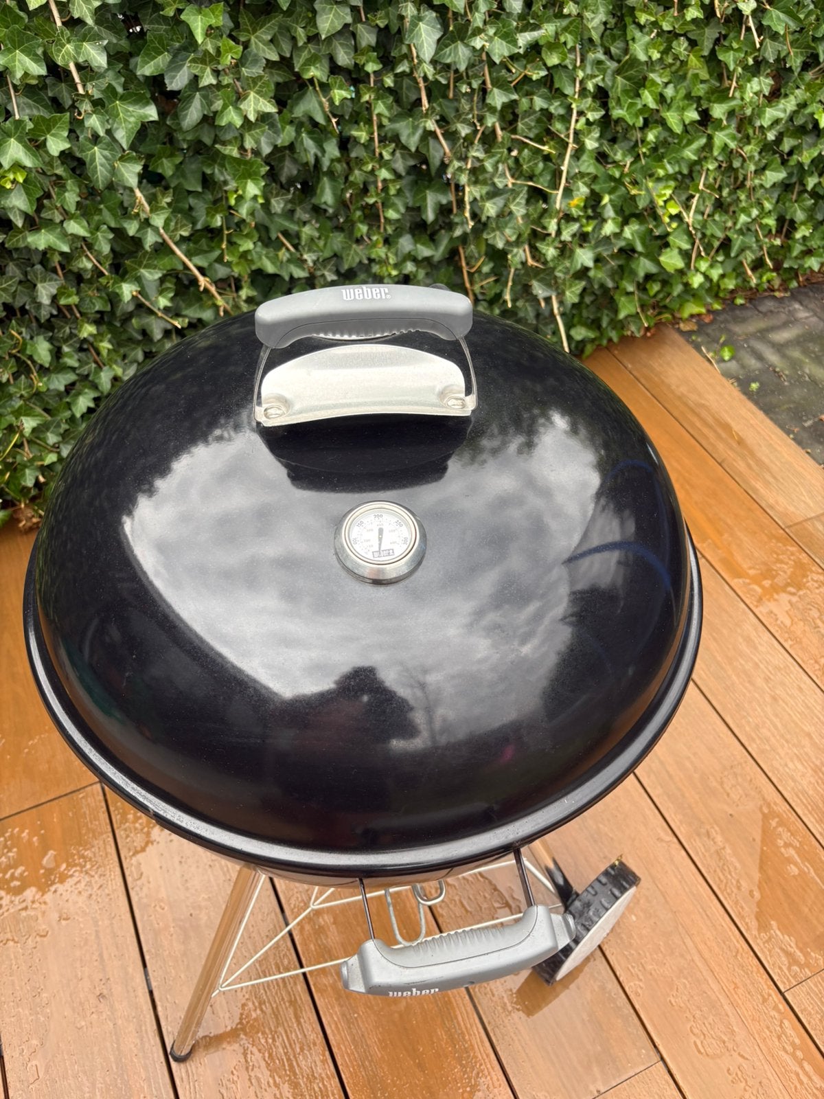 Originele weber premium kettle 57cm, Tuin en Terras, Houtskoolbarbecues, Ophalen, Gebruikt, Met accessoires