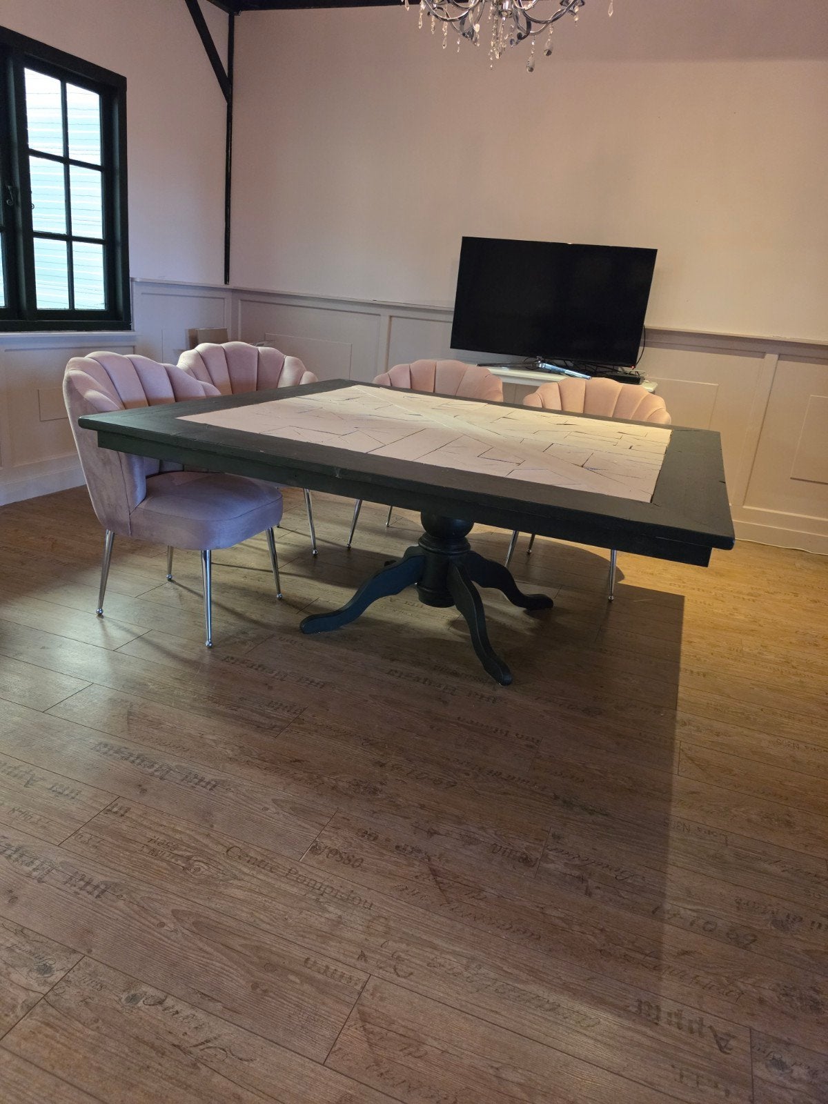 Vierkante houten eettafel zwart met oud roze 180x180 cm, Gebruikt, 150 tot 200 cm, Vierkant, Ophalen of Verzenden