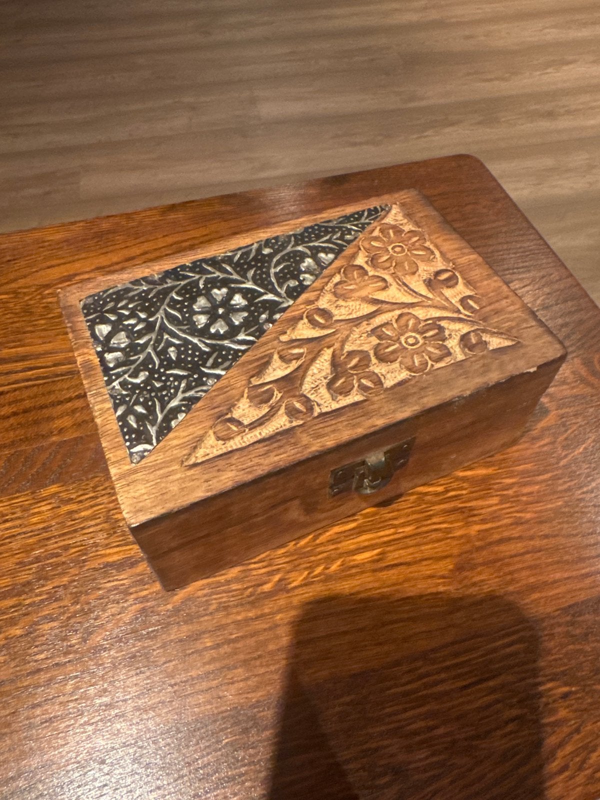 Houten sieradendoosje met metaal en houtsnijwerk, Boeken, Ophalen of Verzenden