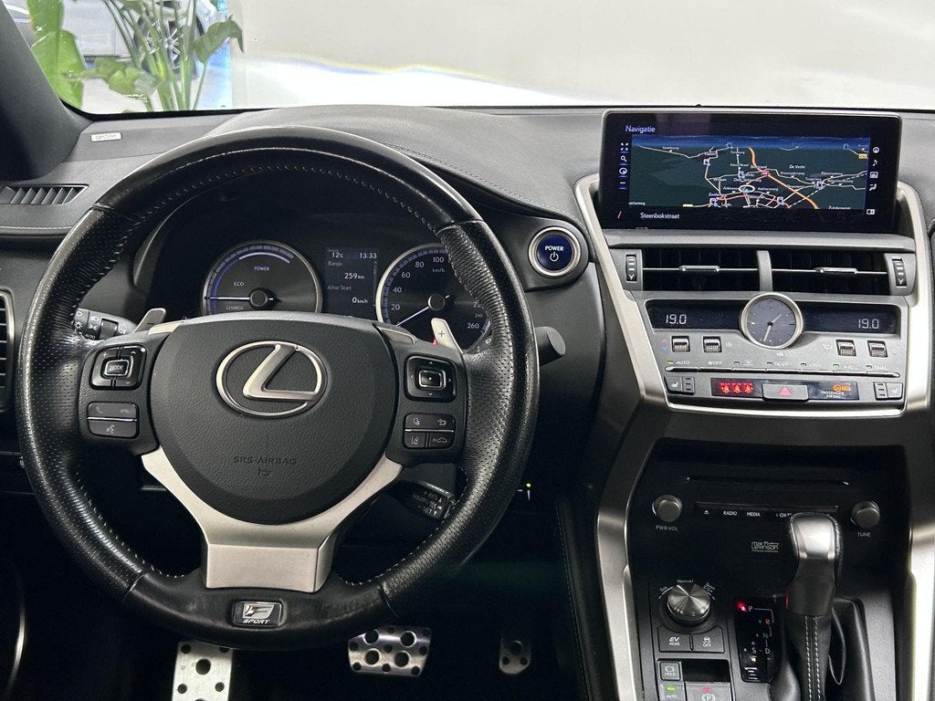 Lexus NX 300h AWD F F SPORT Line AFNEEMBARE TREKHAAK | NAVIG, Auto's, Lexus, Gebruikt, Met garantie (alle), 1760 kg, Leder