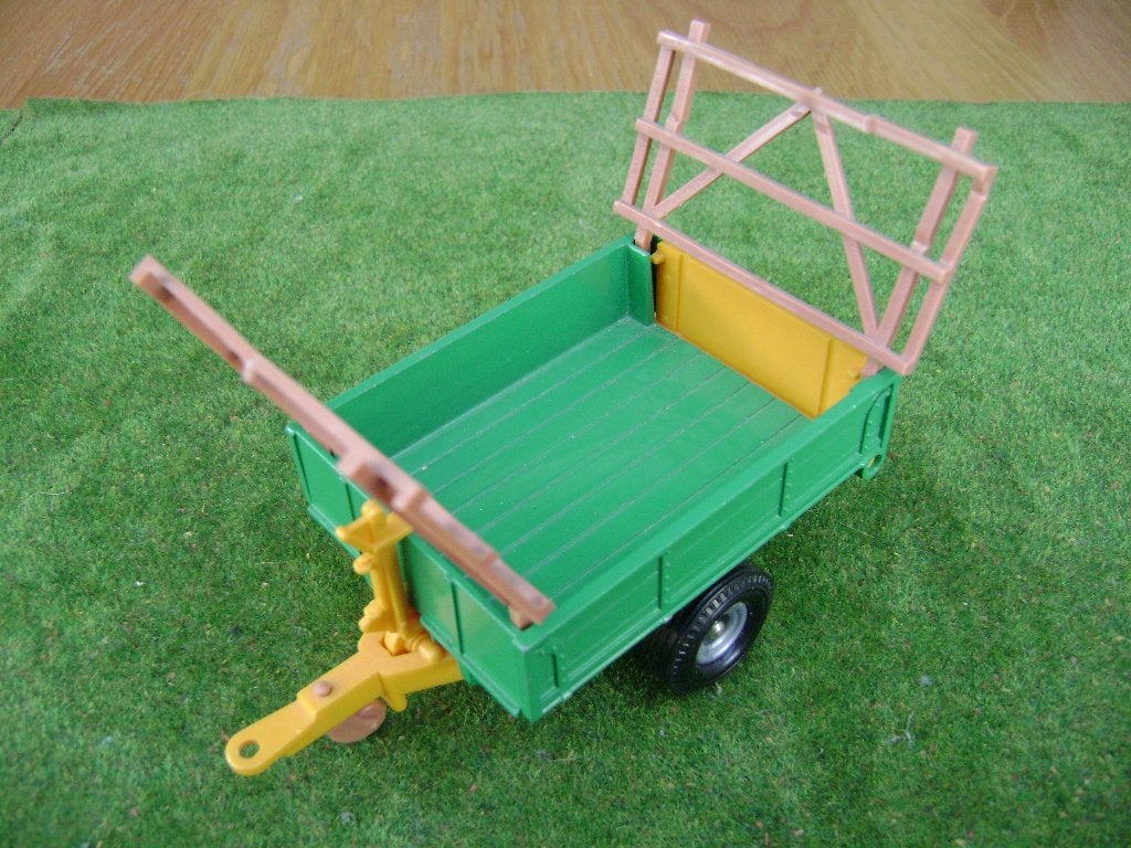 Strowagen met 2 hekken van Britains stocknummer. 9565, Ophalen of Verzenden, Zo goed als nieuw, Tractor of Landbouw, Britains