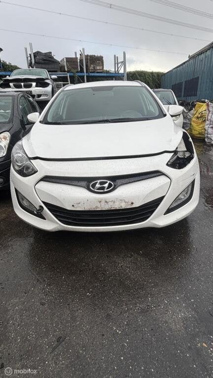 Voorbumper wit Hyundai i30 Wagon II ('12-'18), Ophalen, Gebruikt, Voor, Hyundai