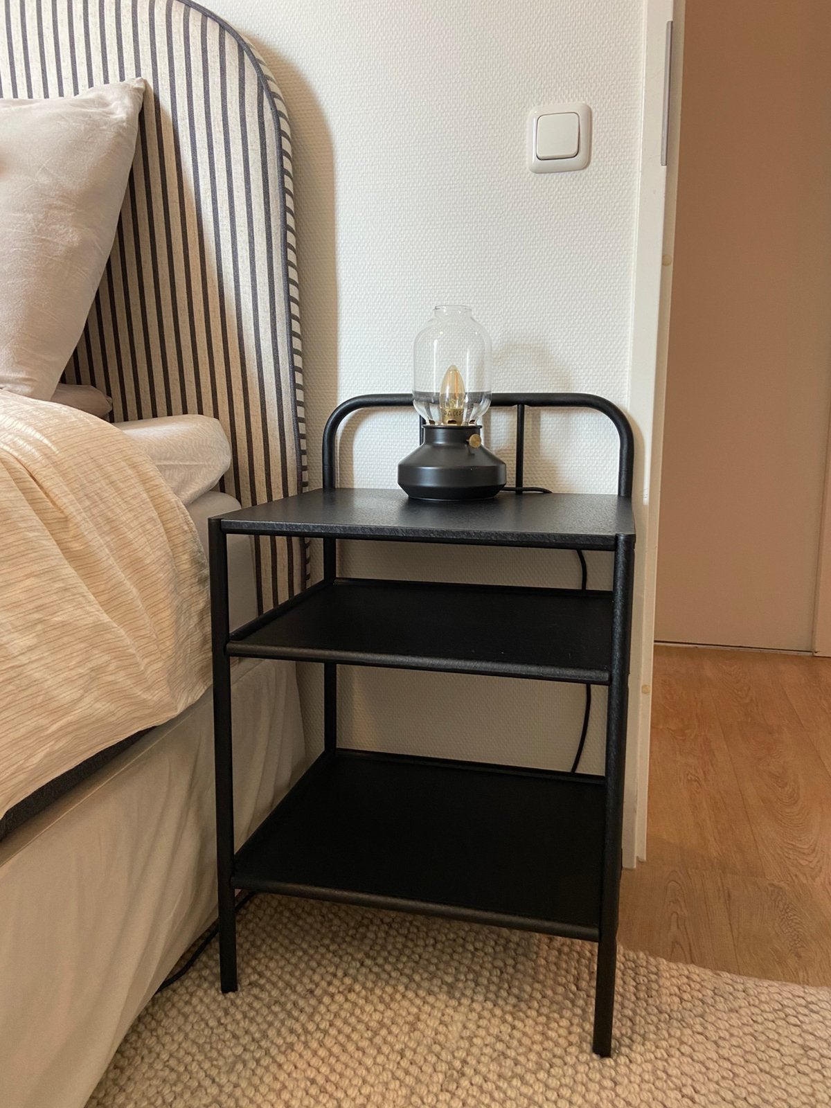 BIEDEN! Set van 2 IKEA FYRESDAL Nachtkastjes / Bijzettafels, Ophalen, Minder dan 45 cm, Metaal of Aluminium, 55 tot 70 cm
