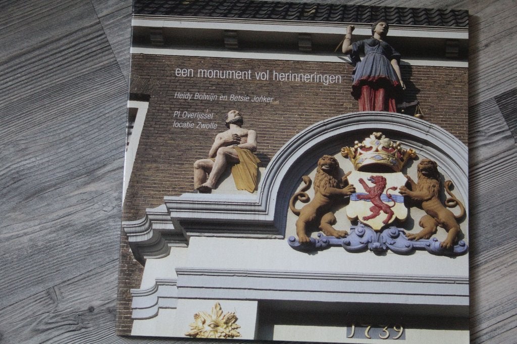 Een monument vol herinneringen - Zwolle, Ophalen of Verzenden, Gelezen