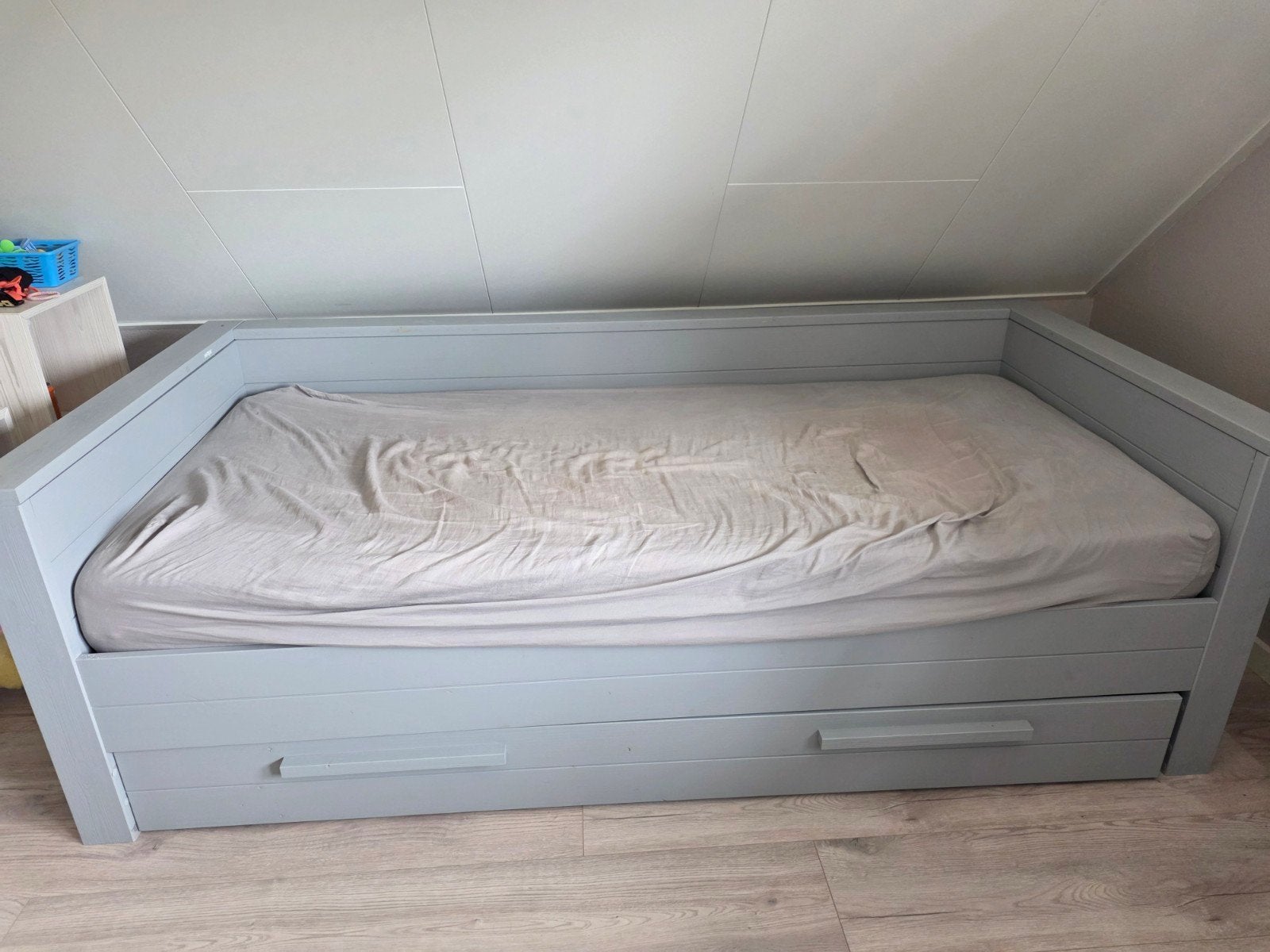 Grijs bed met lattenbodem en opberglade, 90 cm, Eenpersoons, Ophalen of Verzenden, Overige maten