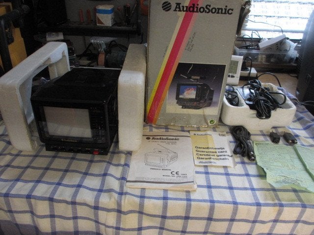 Audiosonic KRB-1562 draagbare kleuren televisie in doos, Overige merken, Gebruikt, 50 Hz, Ophalen of Verzenden