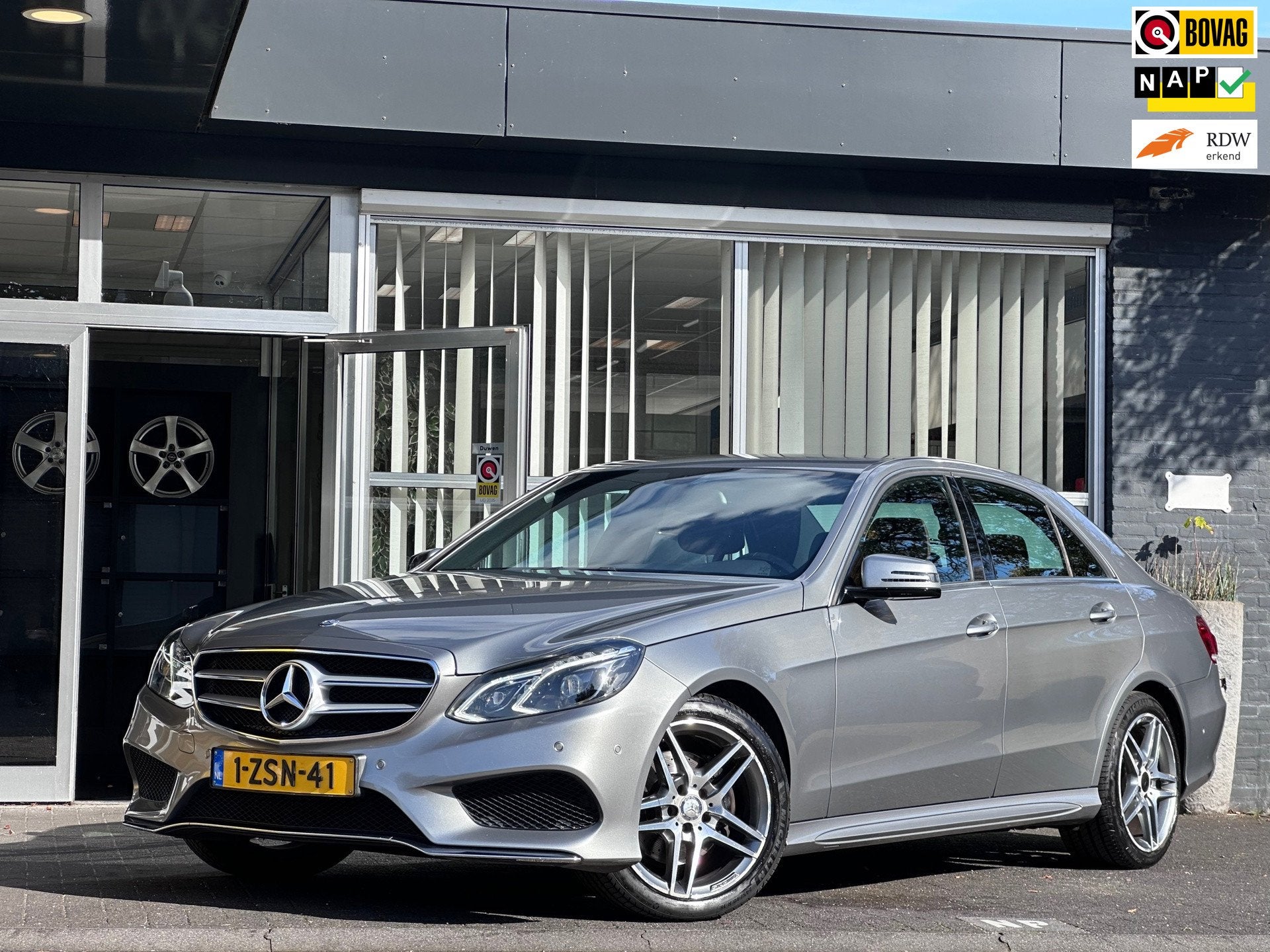 Mercedes-Benz E-klasse 200 Prestige Avantgarde ORG NL / AMG-, Auto's, Dealer onderhouden, Achterwielaandrijving, Gebruikt, Euro 6