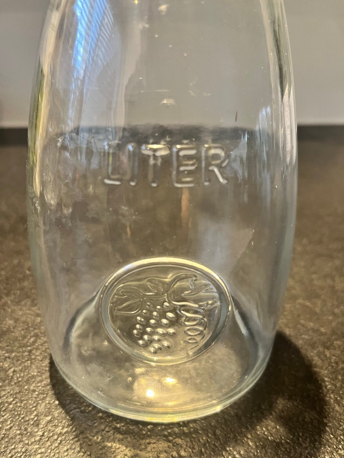 Glazen karaf met druivenreliëf - 1 liter, Ophalen of Verzenden
