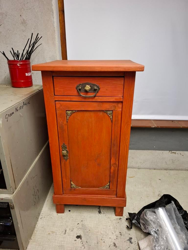 Grenen nachtkastje oranje bed, Huis en Inrichting, Ophalen, Gebruikt, Minder dan 45 cm, 70 cm of meer