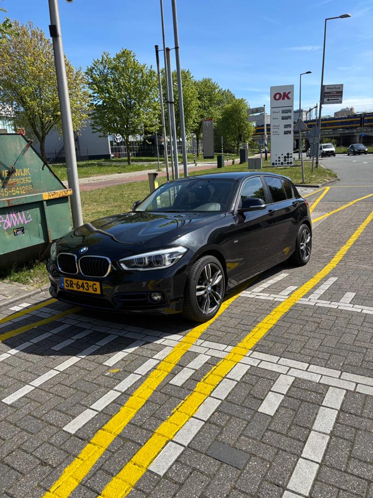 BMW 1 Serie 2.0 118D Facelift Automaat - Sport M, Auto's, BMW, 1995 cc, Zwart, Origineel Nederlands, 26 km/l