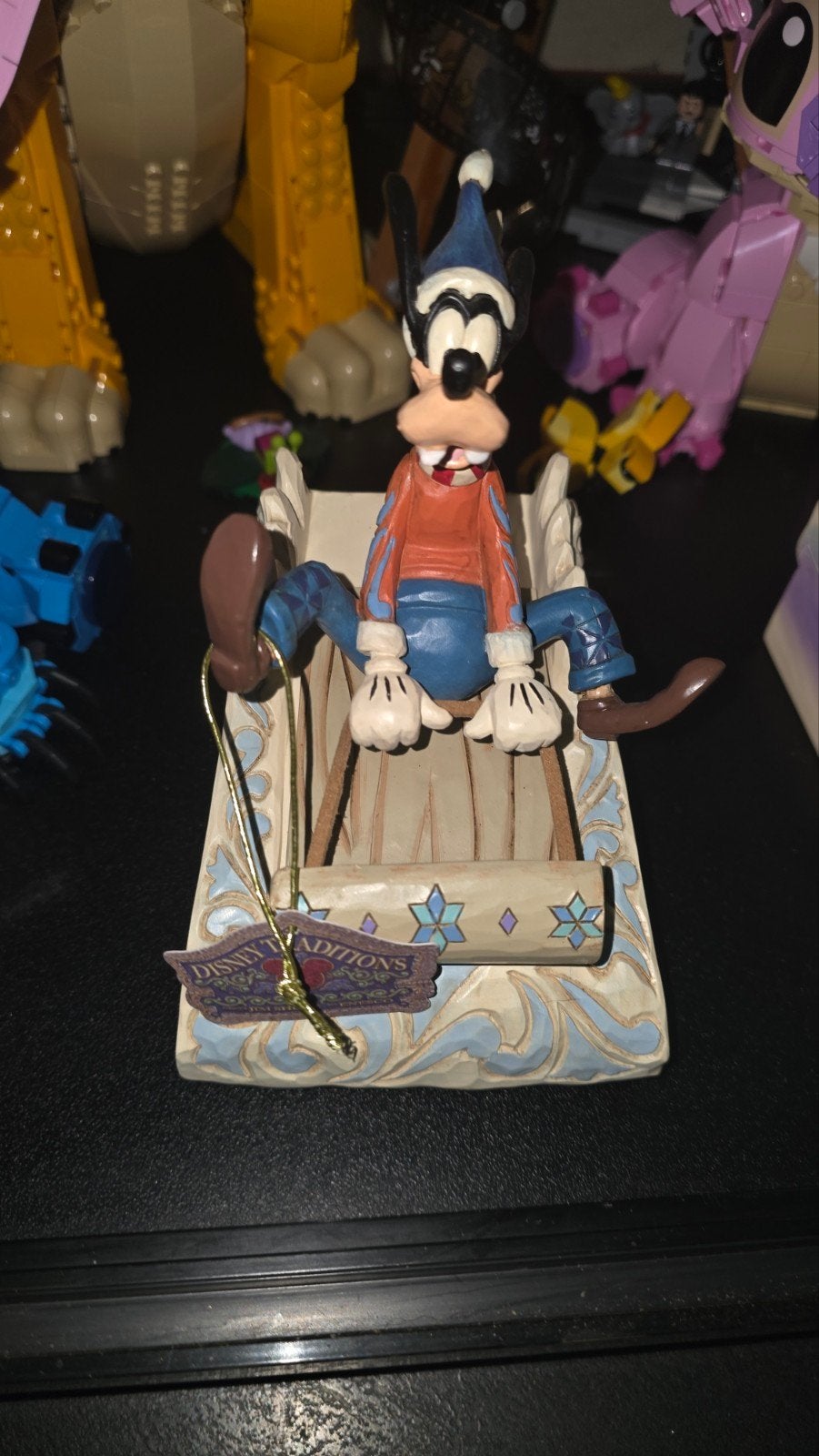 Disney Traditions Goofy op slee met doos, Ophalen, Goofy of Pluto, Zo goed als nieuw, Beeldje of Figuurtje