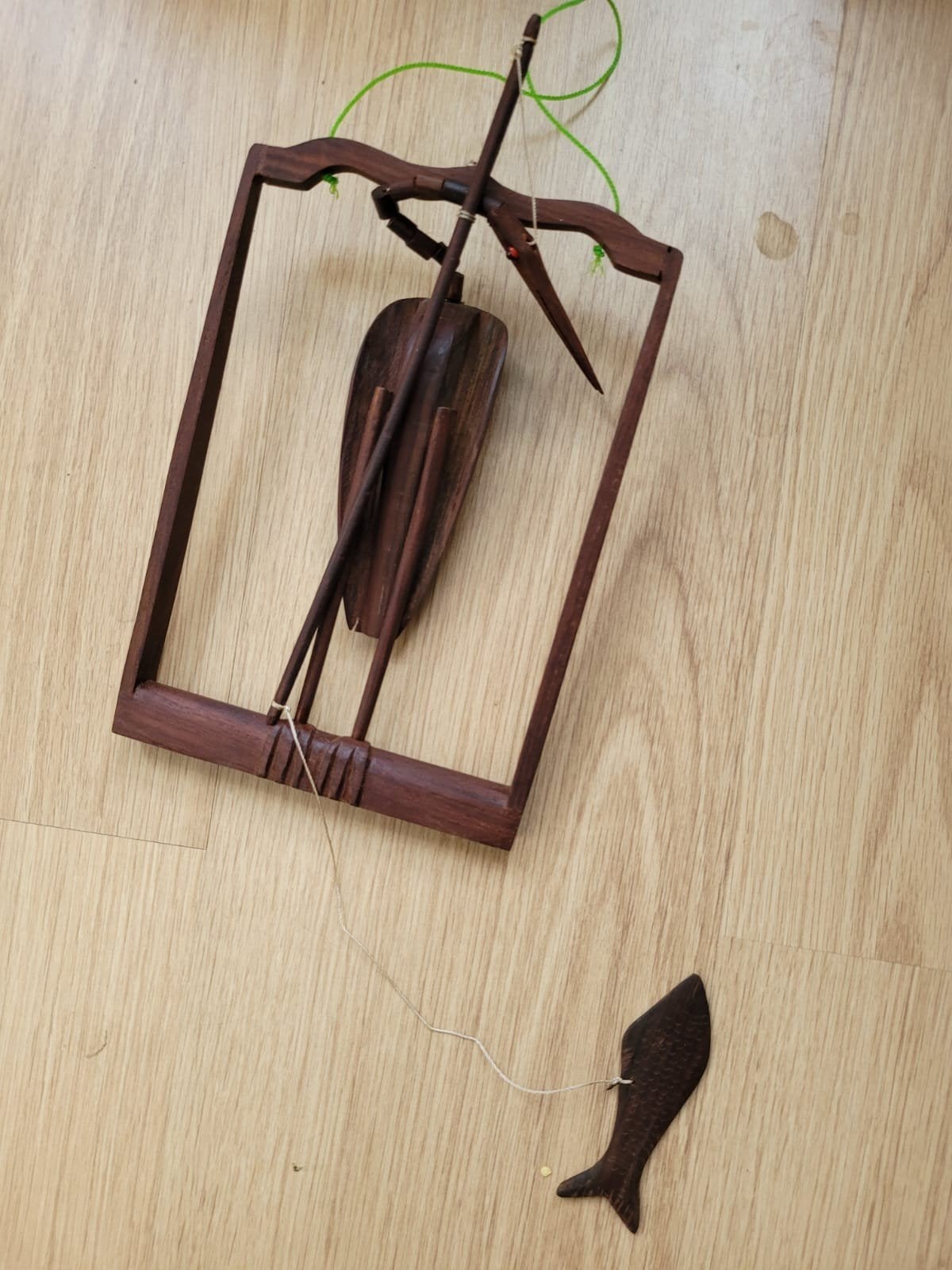 Vogel met vis houten raamhanger hanger uit thailand, Ophalen of Verzenden