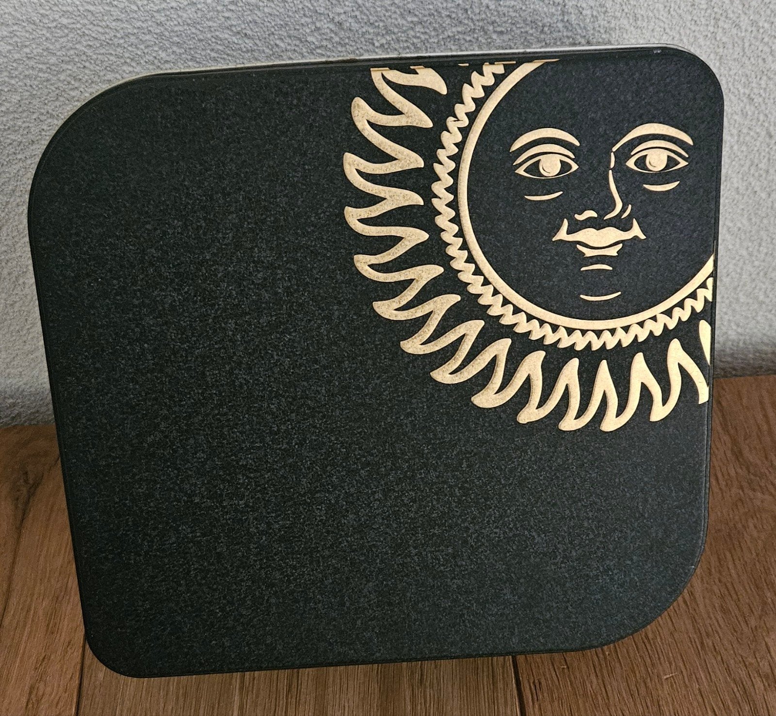 Gouden zon op fraai zwart blik, voor o.a. koekjes, prachtig!, Verzamelen, Blikken, Ophalen of Verzenden, Nieuw, Koek(jes)