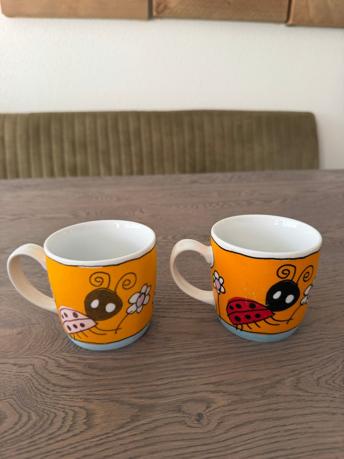 2 Douwe Egberts Babette Harms Lieve Bees Mokken, Gebruikt, Keramiek, Ophalen of Verzenden, Overige stijlen