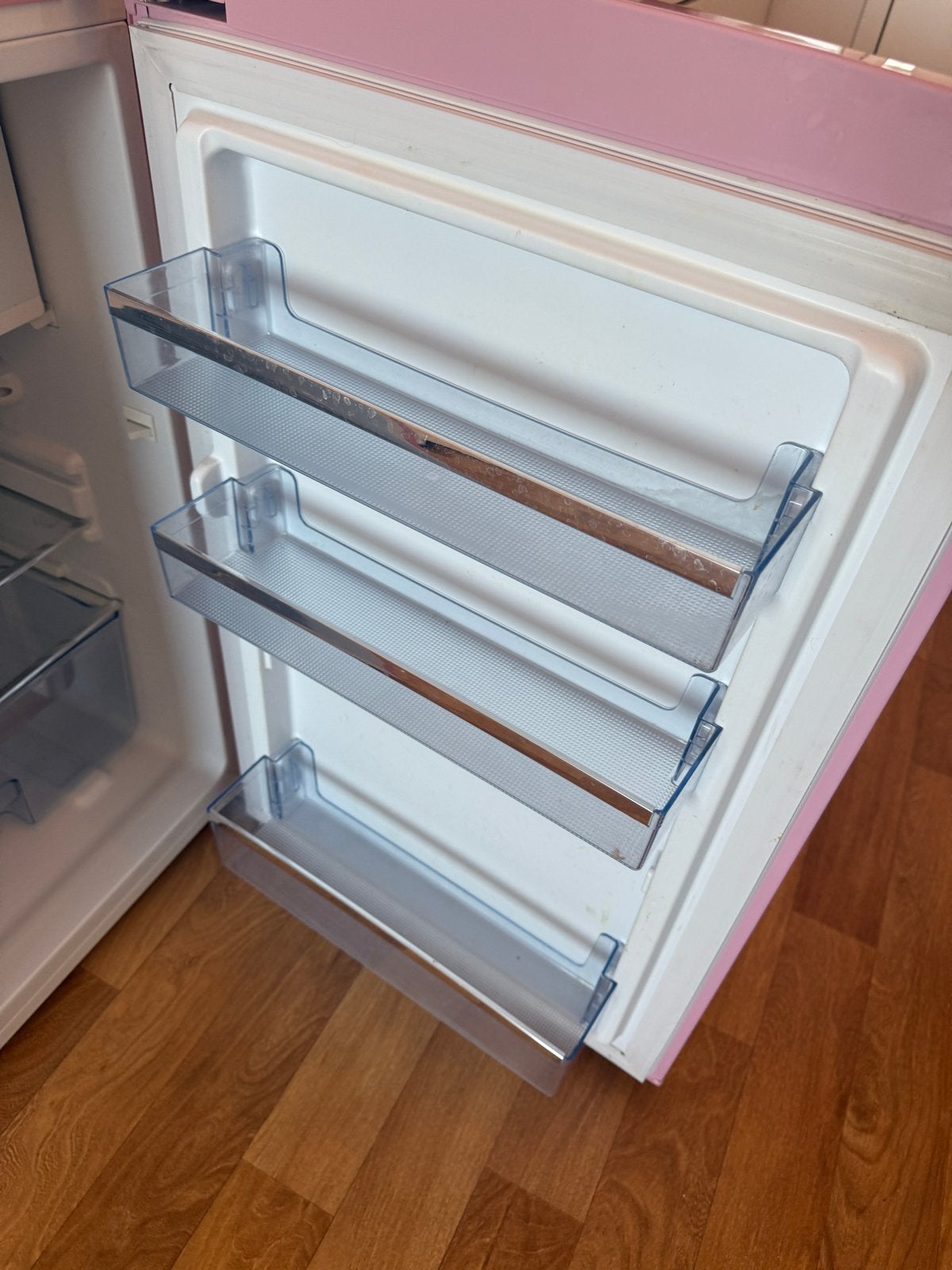 Kleine roze Amica koelkast met vriesvak - perfecte staat, Witgoed en Apparatuur, Koelkasten en IJskasten, Ophalen, Met vriesvak