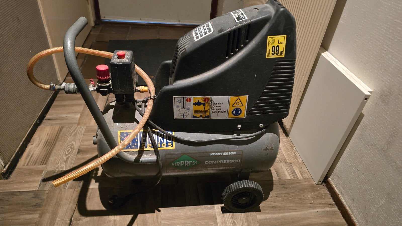 Airpress Compressor 1.5 PK Olievrij - Zo goed als nieuw, Doe-het-zelf en Verbouw, Compressors, Ophalen, Zo goed als nieuw, Minder dan 200 liter/min