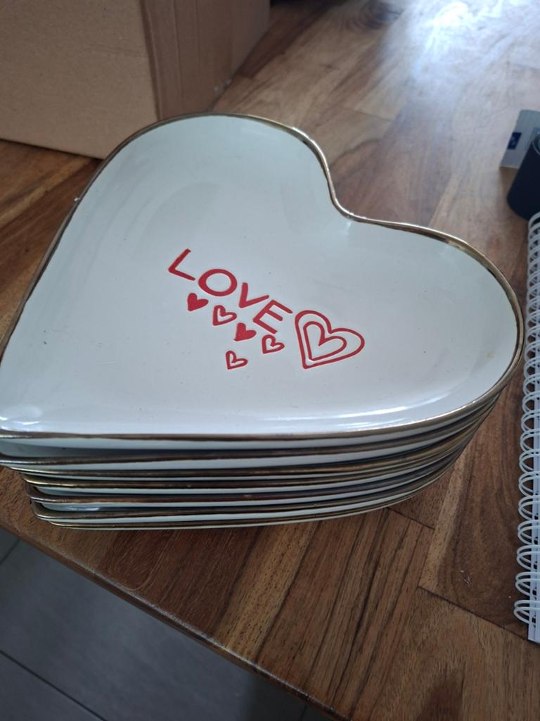 Hartvormige schaaltjes met 'LOVE' opdruk - Siaki Collection, Ophalen of Verzenden, Keramiek, Overige stijlen, Schaal of Schalen
