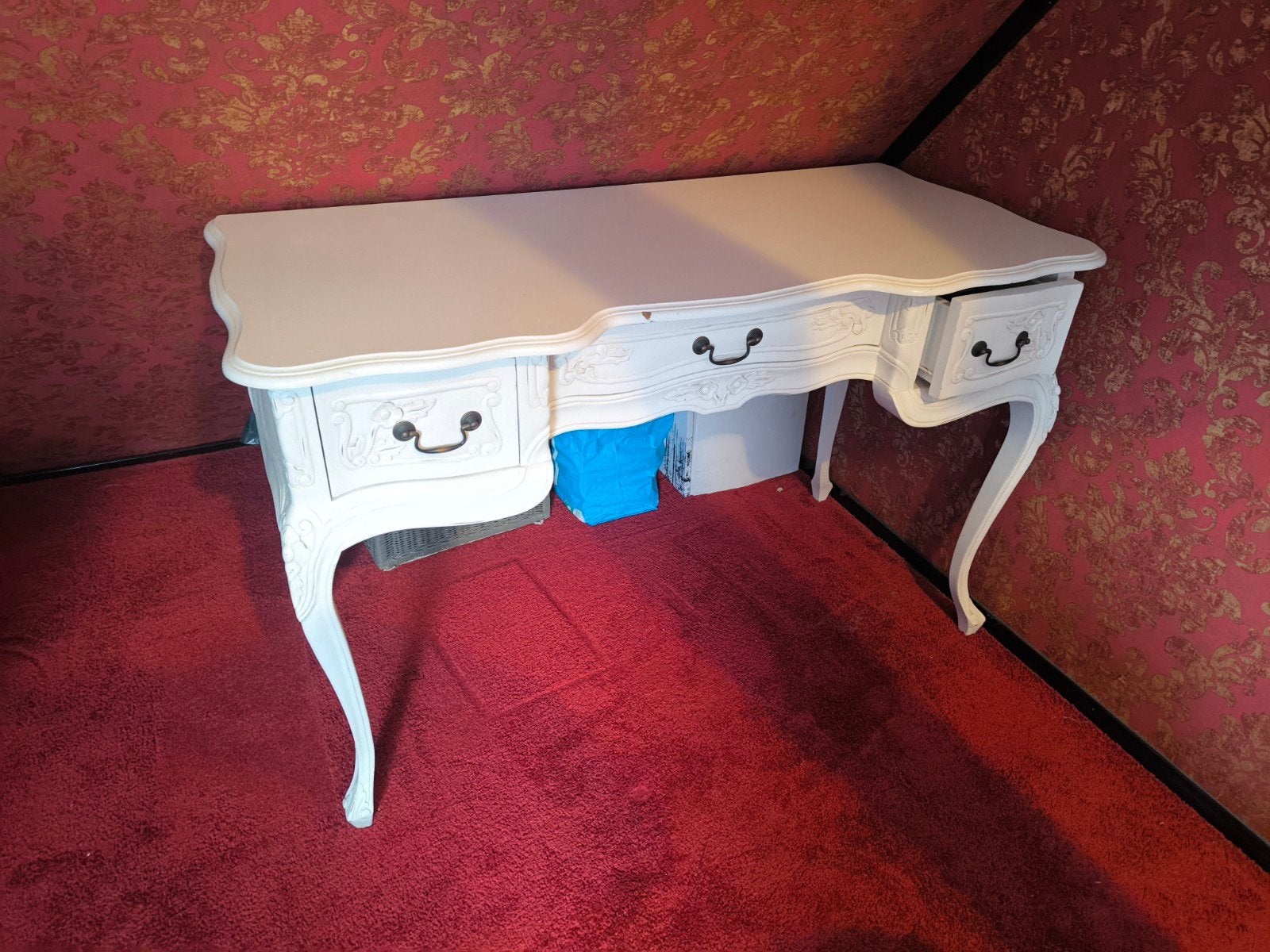 Vintage wit bureau met sierlijke details, Ophalen, Met lades, Gebruikt, Hout