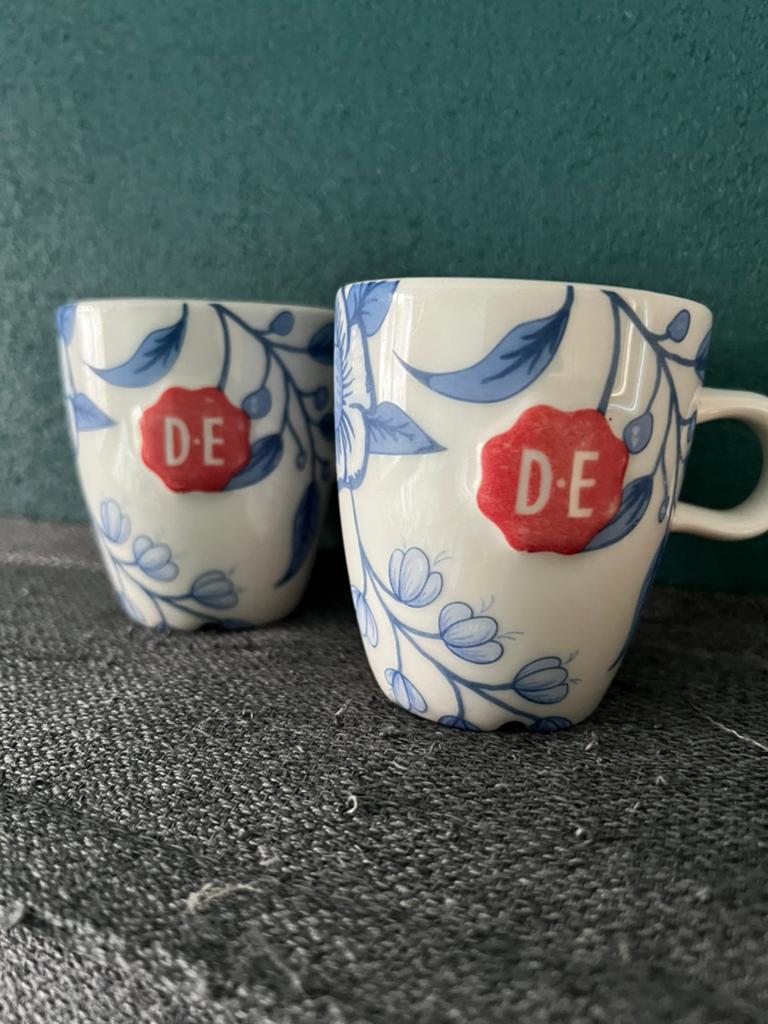 2 douwe egberts koffiekopjes blauw wit, Gebruikt, Ophalen of Verzenden, Overige stijlen, Kop(pen) en/of Schotel(s)