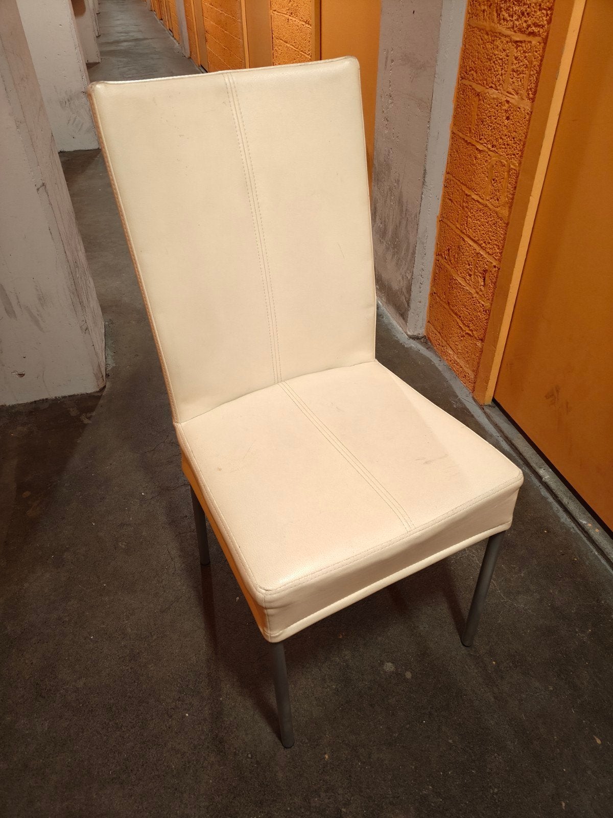 Gratis stoelen (wit/zwart) ophalen in Amsterdam Zuid, Huis en Inrichting, Ophalen, Gebruikt, Zwart, Stof