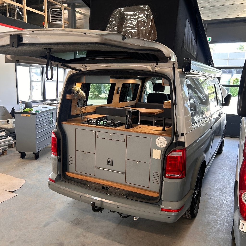 Volkswagen Transporter Camper | Keuken achterin | VANLY, Chemisch toilet, Buscamper of Camperbus, Volkswagen, Treinzit