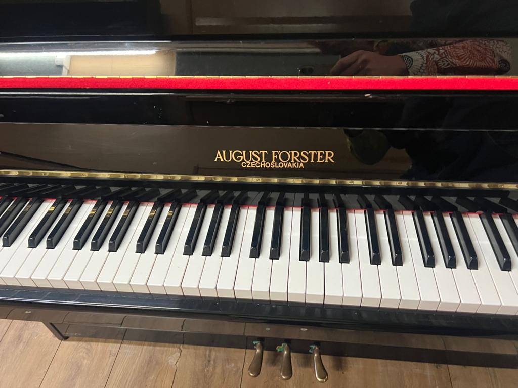August Förster piano 1995 incl transport, Muziek en Instrumenten, Piano's, Ophalen, Zo goed als nieuw, Zwart, August Forster