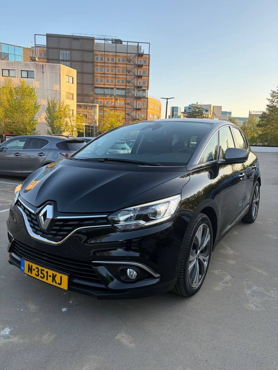 Renault Scénic 1.3 Energy TCe 163pk EDC 2018 Zwart, Auto's, Renault, Zwart, 4 cilinders, 1850 kg, 75 €/maand